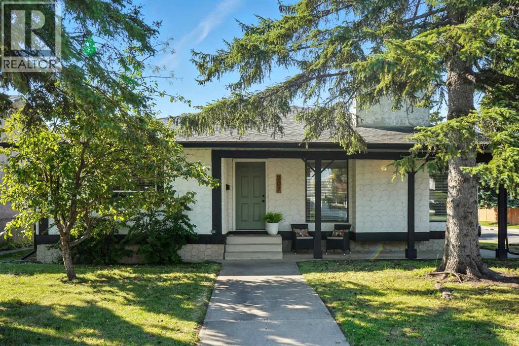 Photo 1 of 207 Pinecrest Crescent Ne, Calgary AB