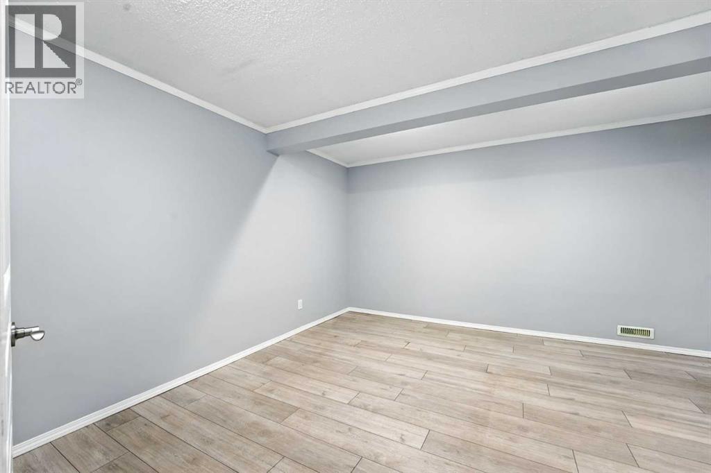 Photo 24 of 207 Pinecrest Crescent Ne, Calgary AB