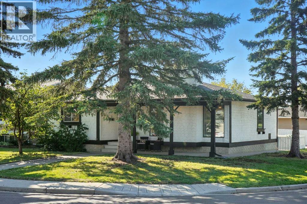 Photo 2 of 207 Pinecrest Crescent Ne, Calgary AB