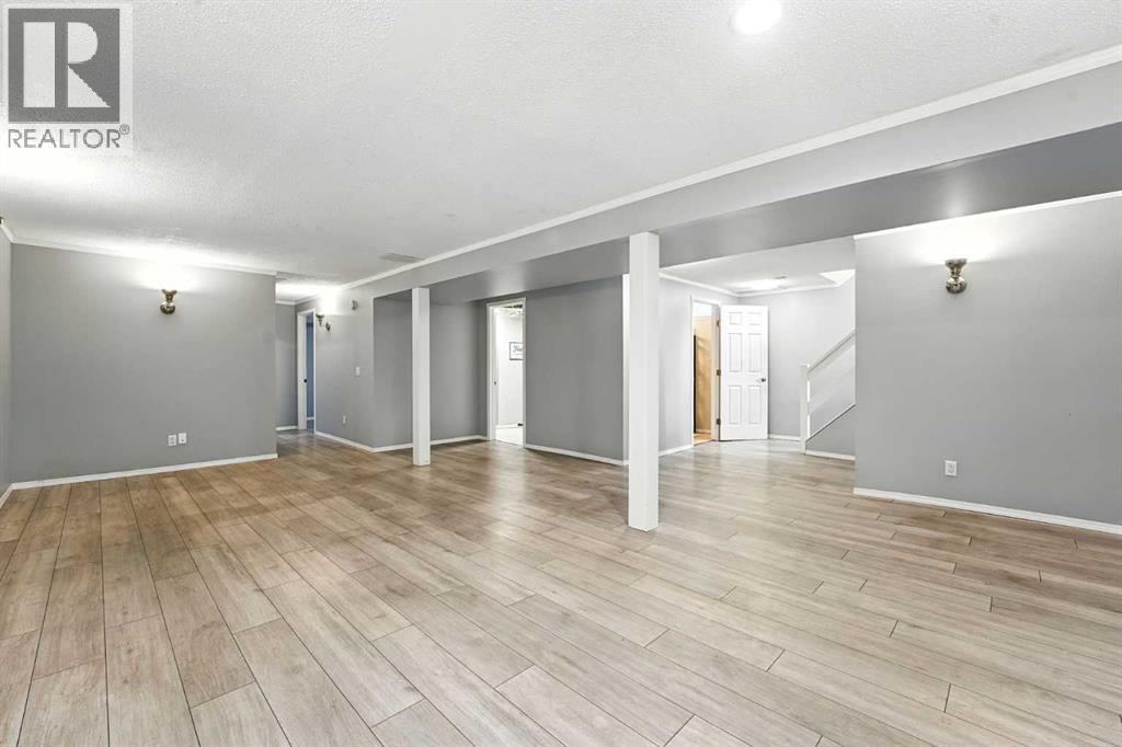Photo 21 of 207 Pinecrest Crescent Ne, Calgary AB