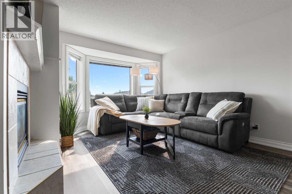 Photo 5 of 9 Sandarac Way Nw, Calgary AB