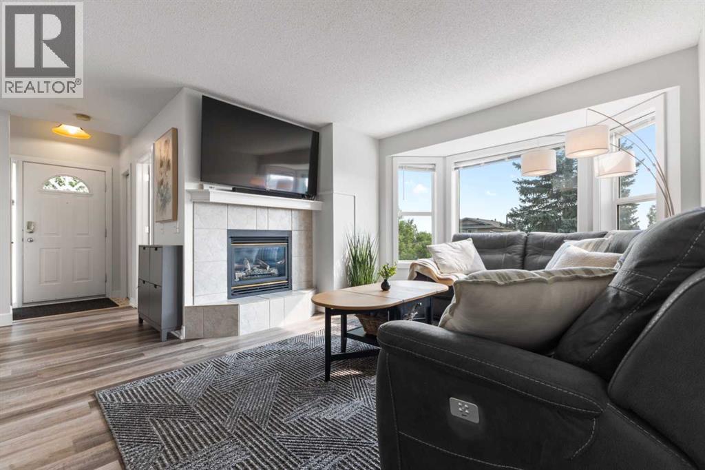 Photo 3 of 9 Sandarac Way Nw, Calgary AB