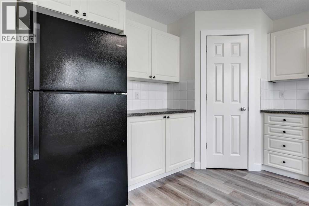 Photo 16 of 9 Sandarac Way Nw, Calgary AB