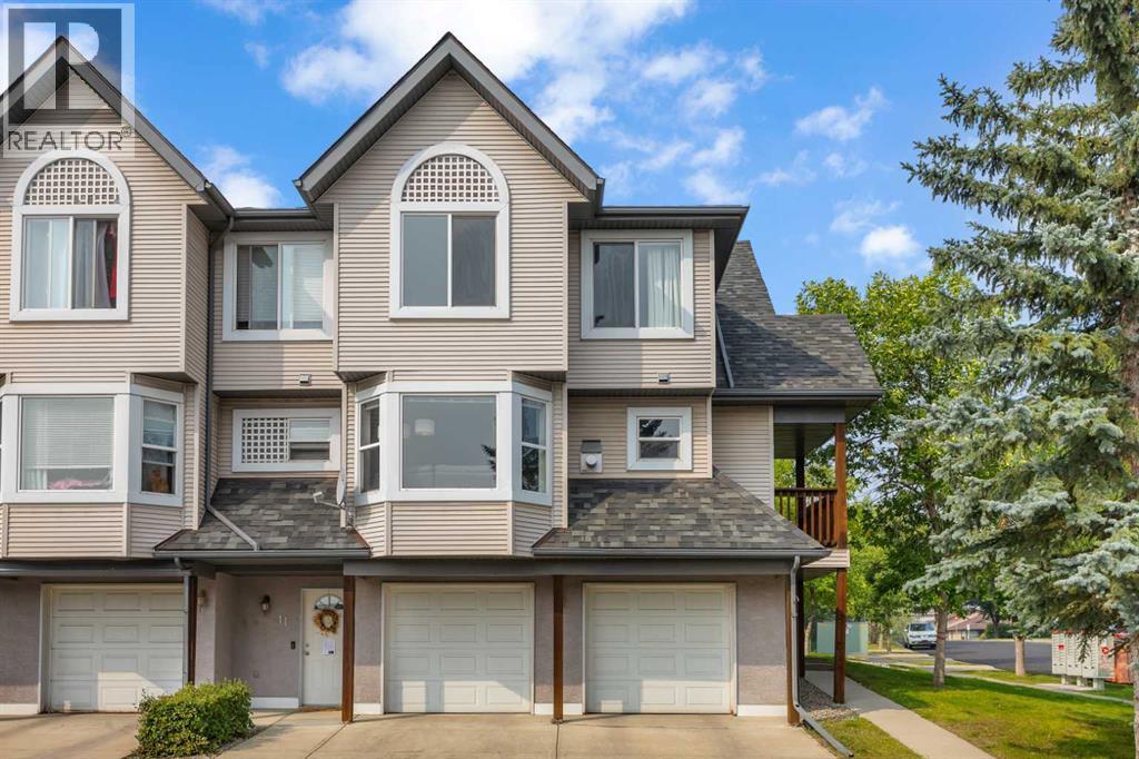 Photo 1 of 9 Sandarac Way Nw, Calgary AB