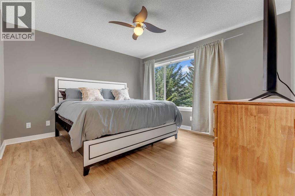 Photo 20 of 9 Sandarac Way Nw, Calgary AB