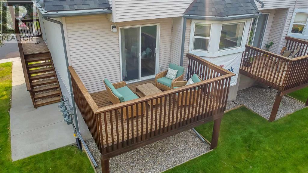 Photo 2 of 9 Sandarac Way Nw, Calgary AB