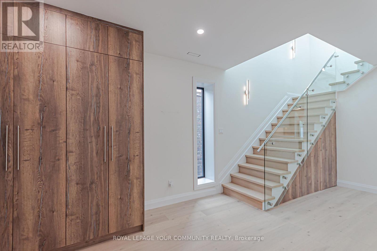 Photo 3 of 89 Gainsborough Road, Toronto ON