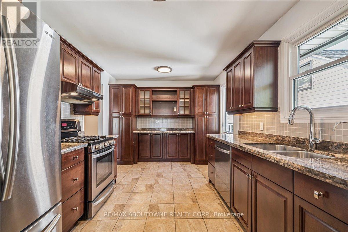 Photo 11 of 371 Park Road N, Grimsby ON