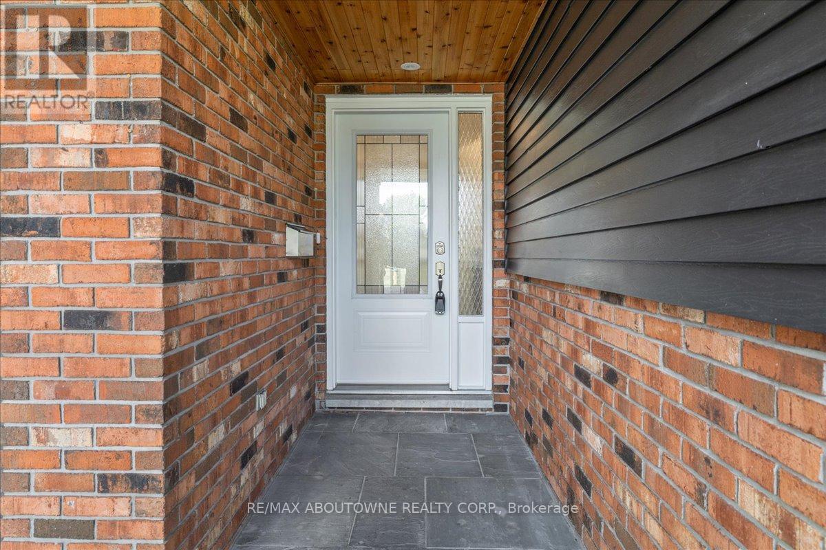 Photo 3 of 371 Park Road N, Grimsby ON