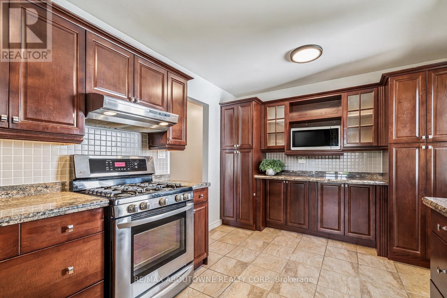 Photo 12 of 371 Park Road N, Grimsby ON