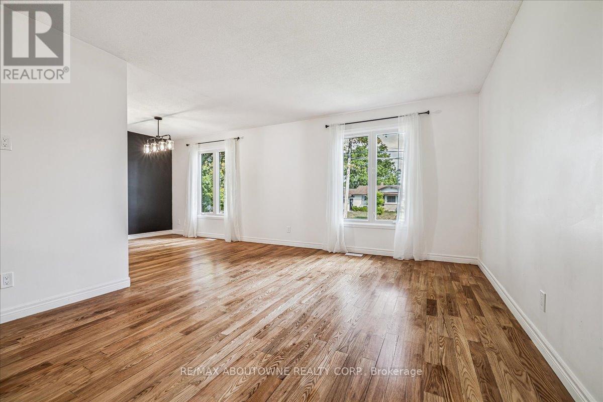 Photo 8 of 371 Park Road N, Grimsby ON