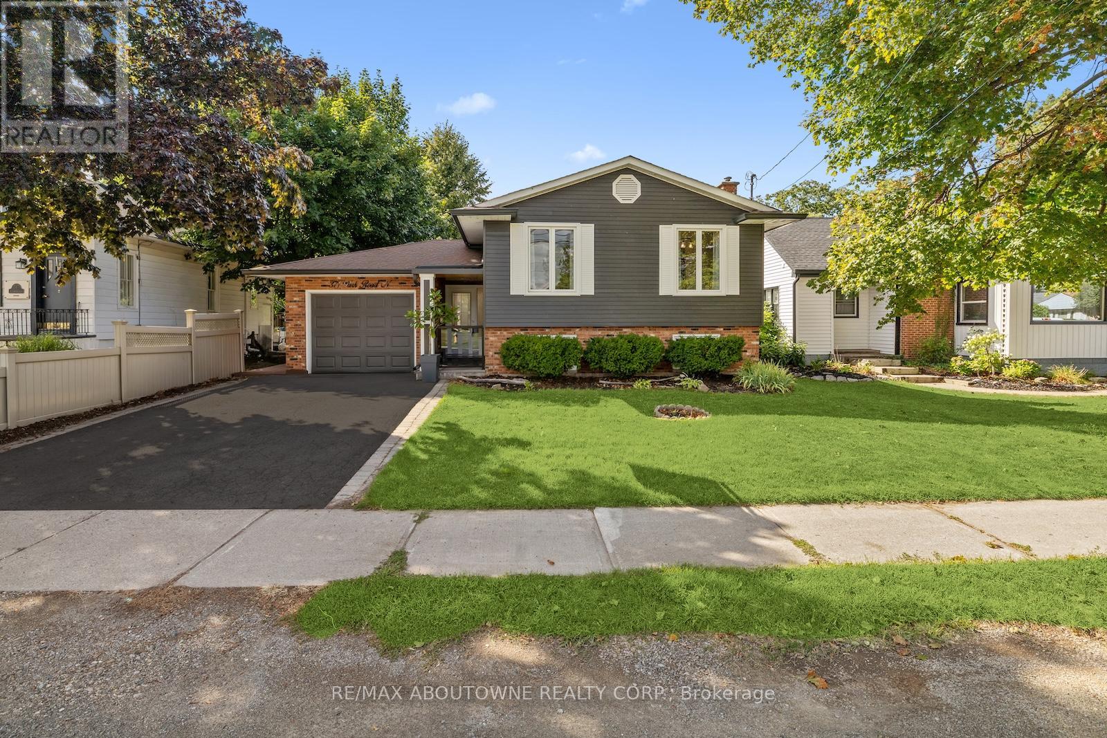Photo 2 of 371 Park Road N, Grimsby ON