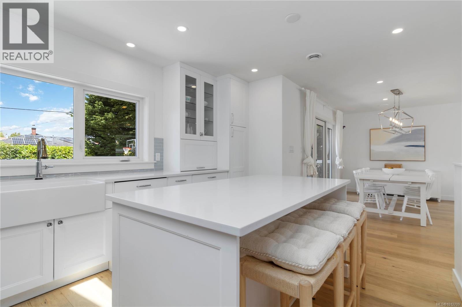  2240 Kinross Avenue, Oak Bay