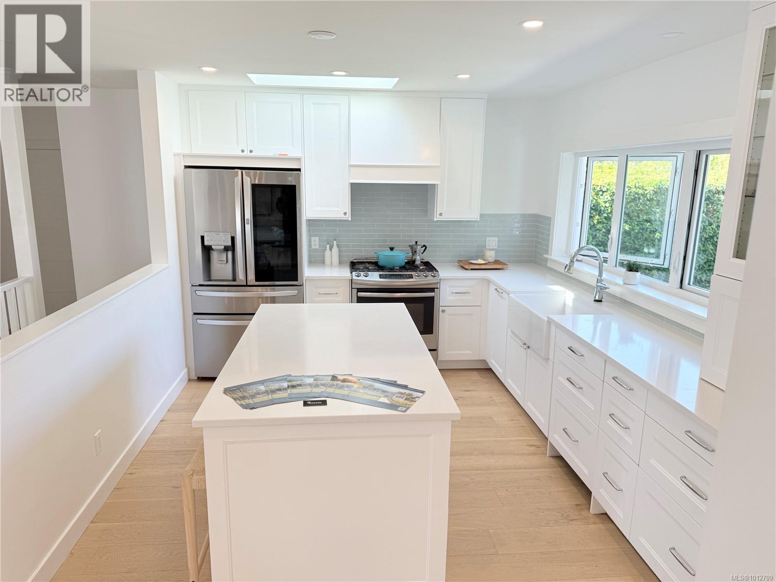  2240 Kinross Avenue, Oak Bay
