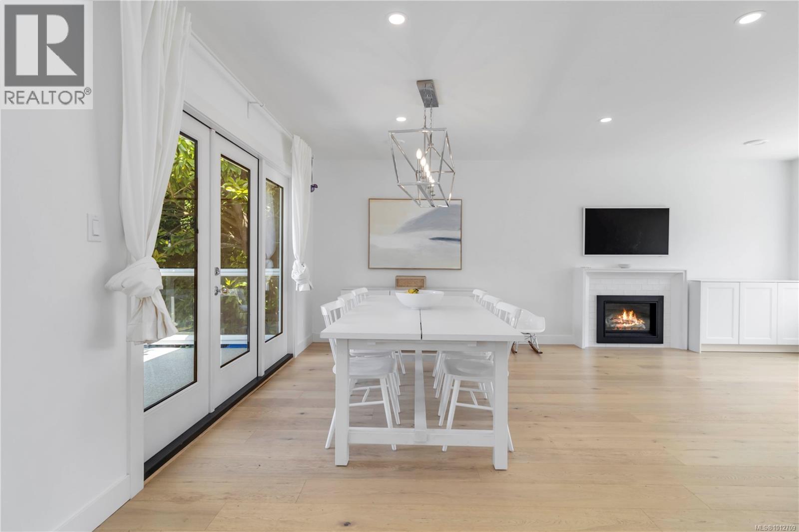  2240 Kinross Avenue, Oak Bay