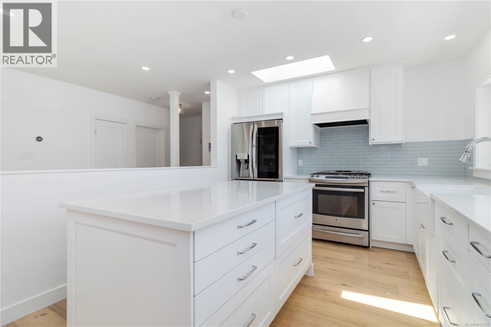  2240 Kinross Avenue, Oak Bay