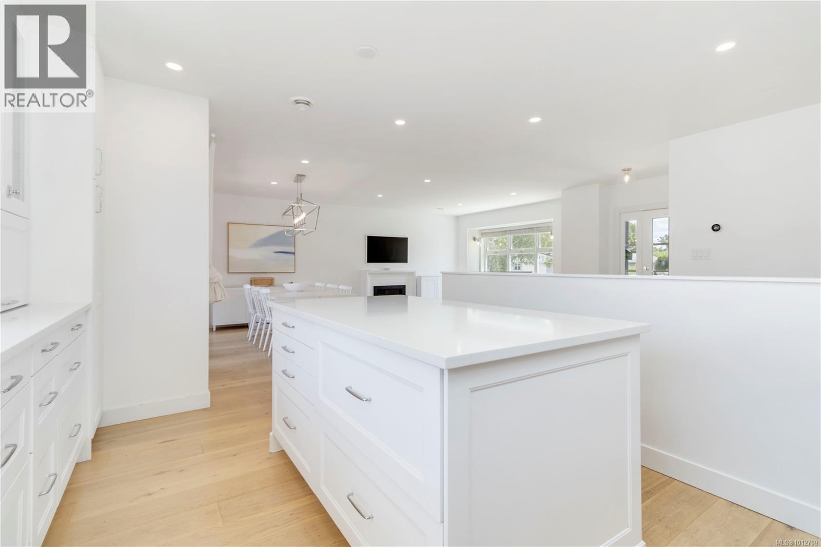  2240 Kinross Avenue, Oak Bay