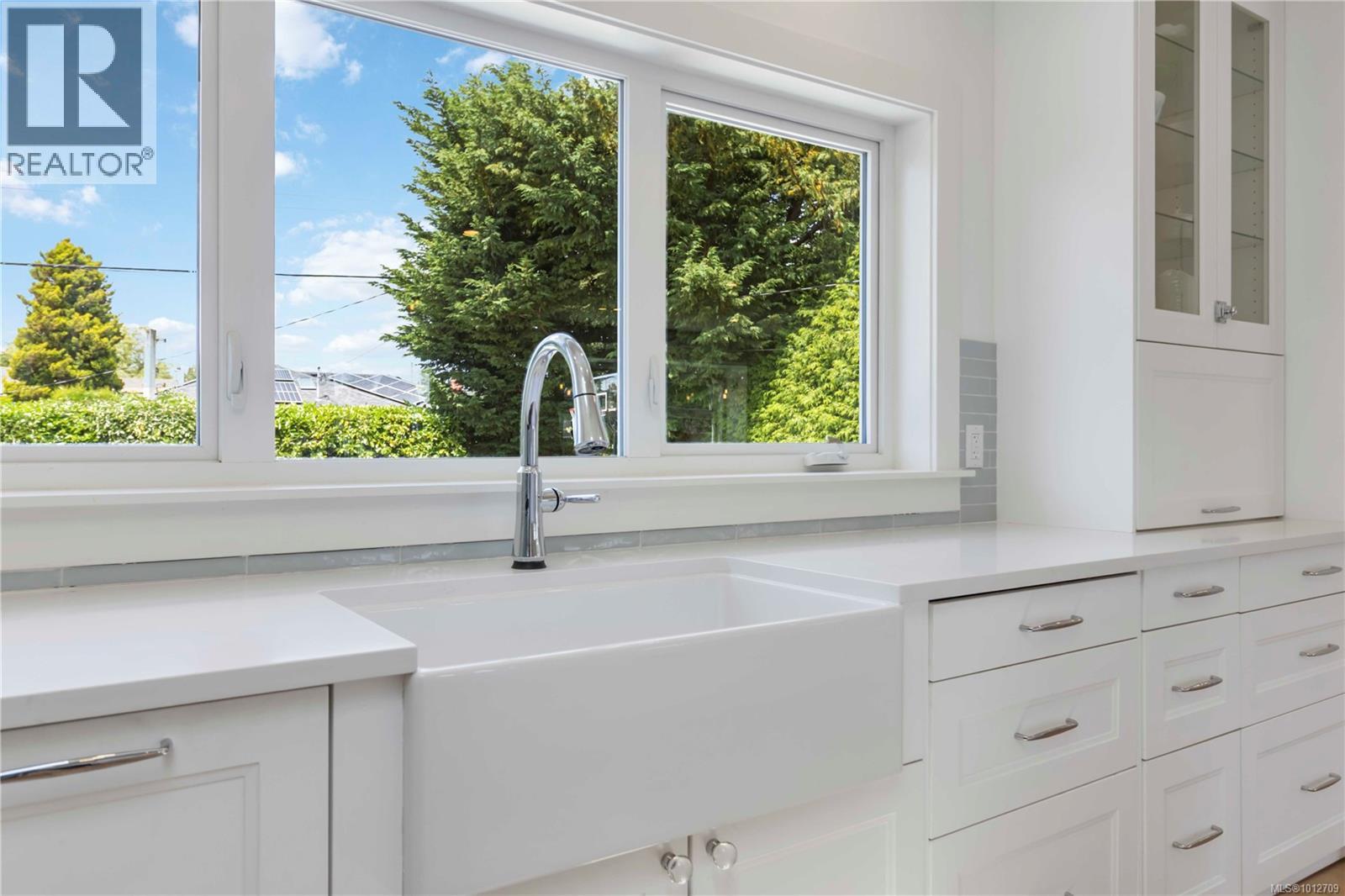  2240 Kinross Avenue, Oak Bay