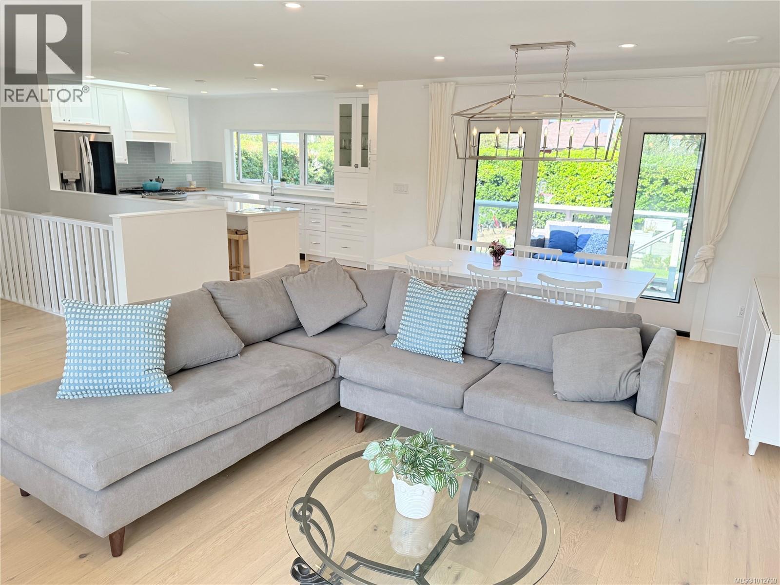  2240 Kinross Avenue, Oak Bay