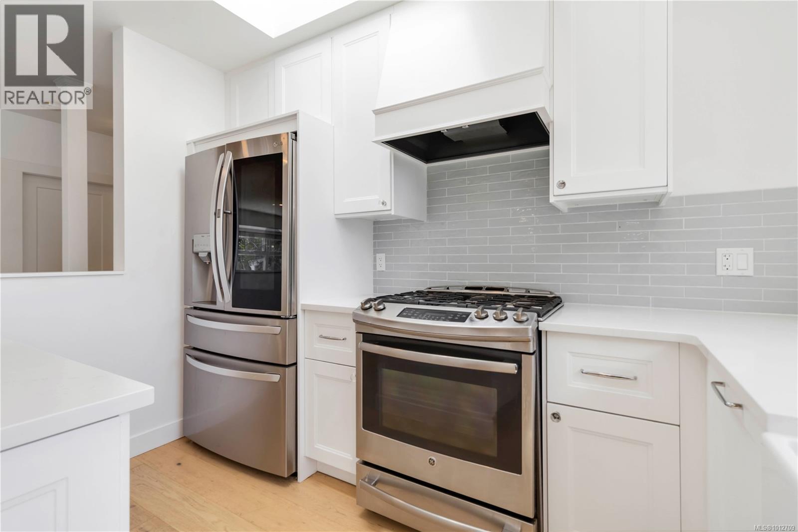  2240 Kinross Avenue, Oak Bay