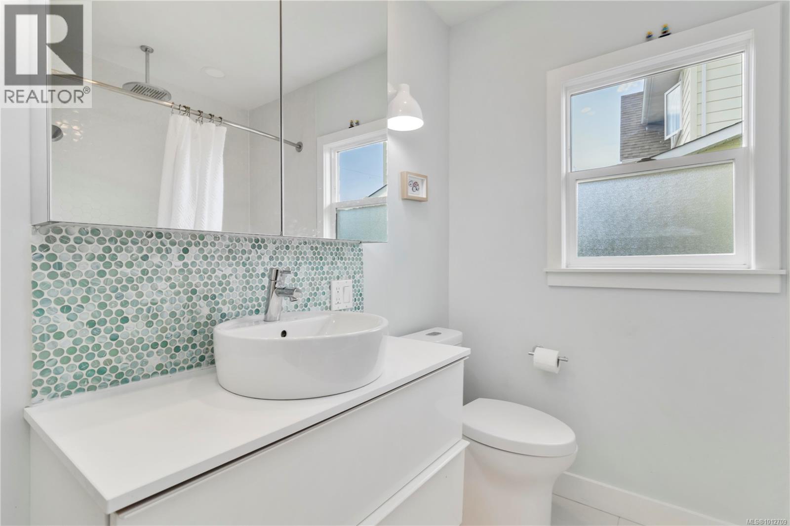  2240 Kinross Avenue, Oak Bay