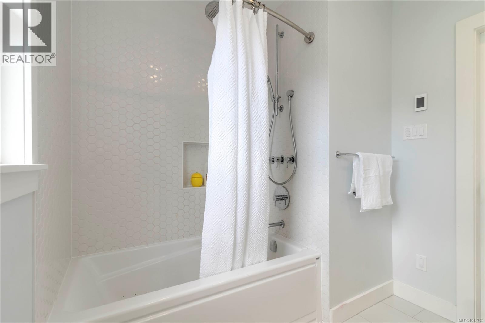  2240 Kinross Avenue, Oak Bay