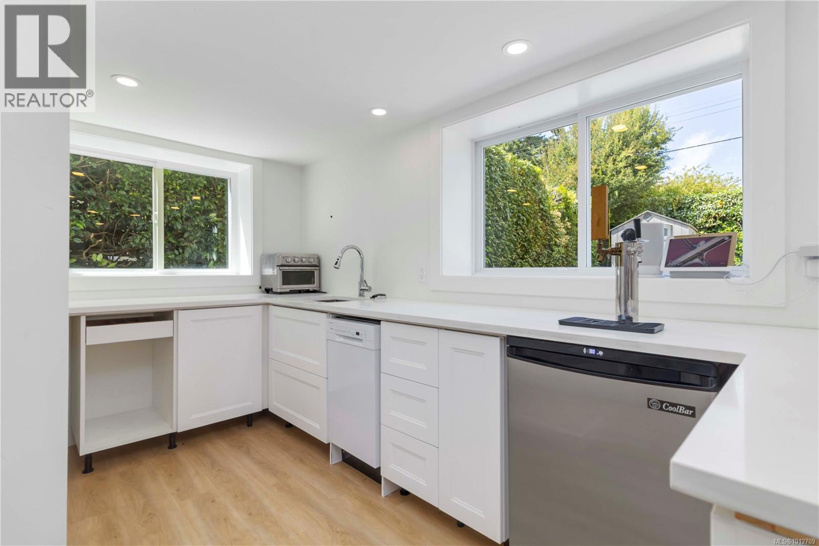  2240 Kinross Avenue, Oak Bay