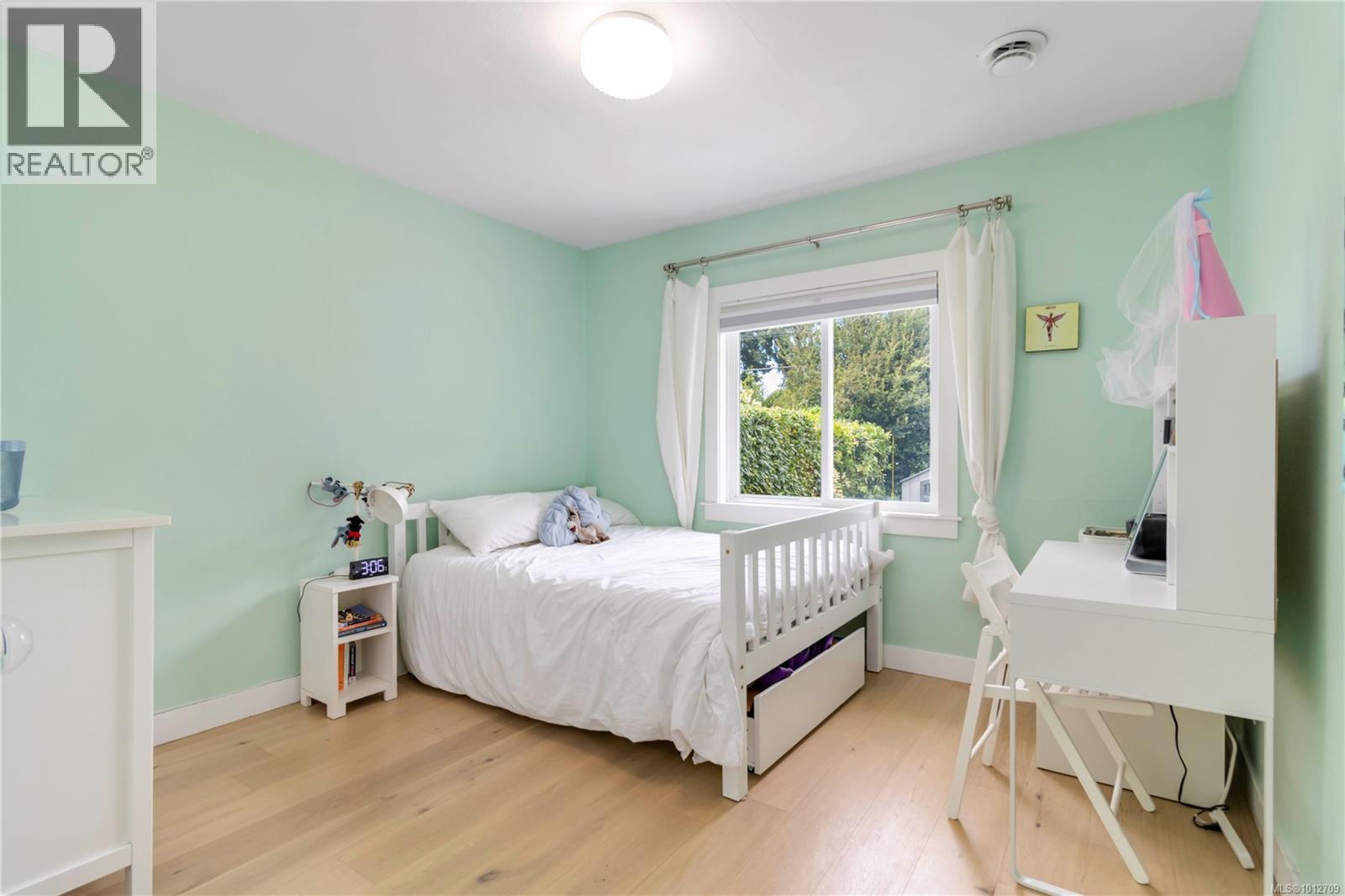  2240 Kinross Avenue, Oak Bay