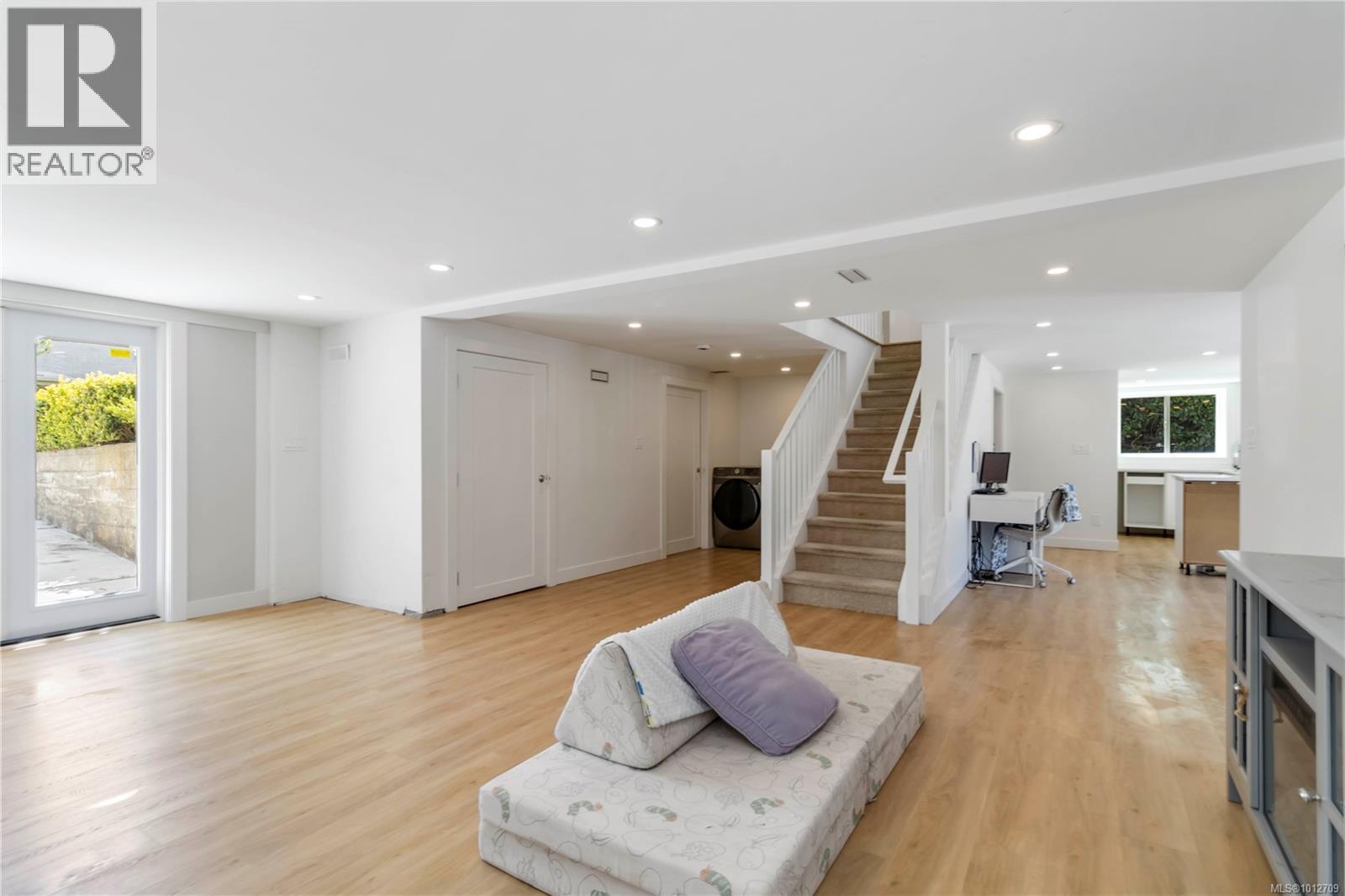  2240 Kinross Avenue, Oak Bay