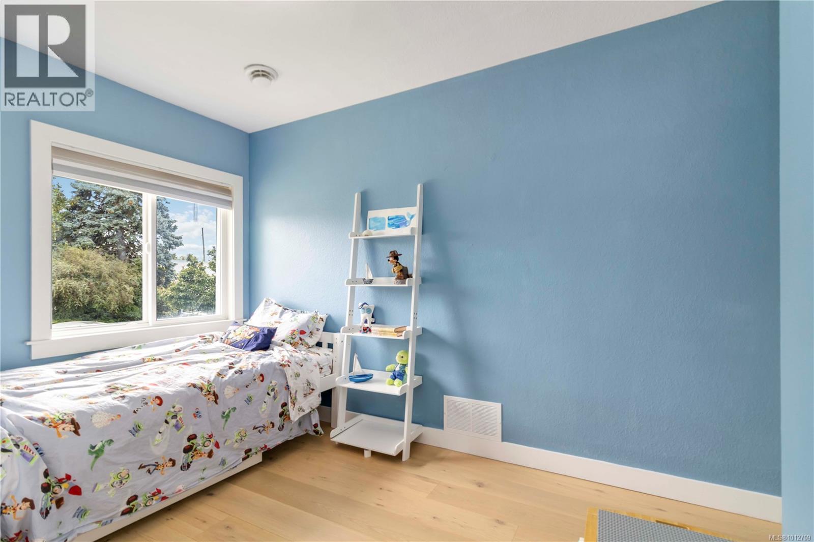  2240 Kinross Avenue, Oak Bay