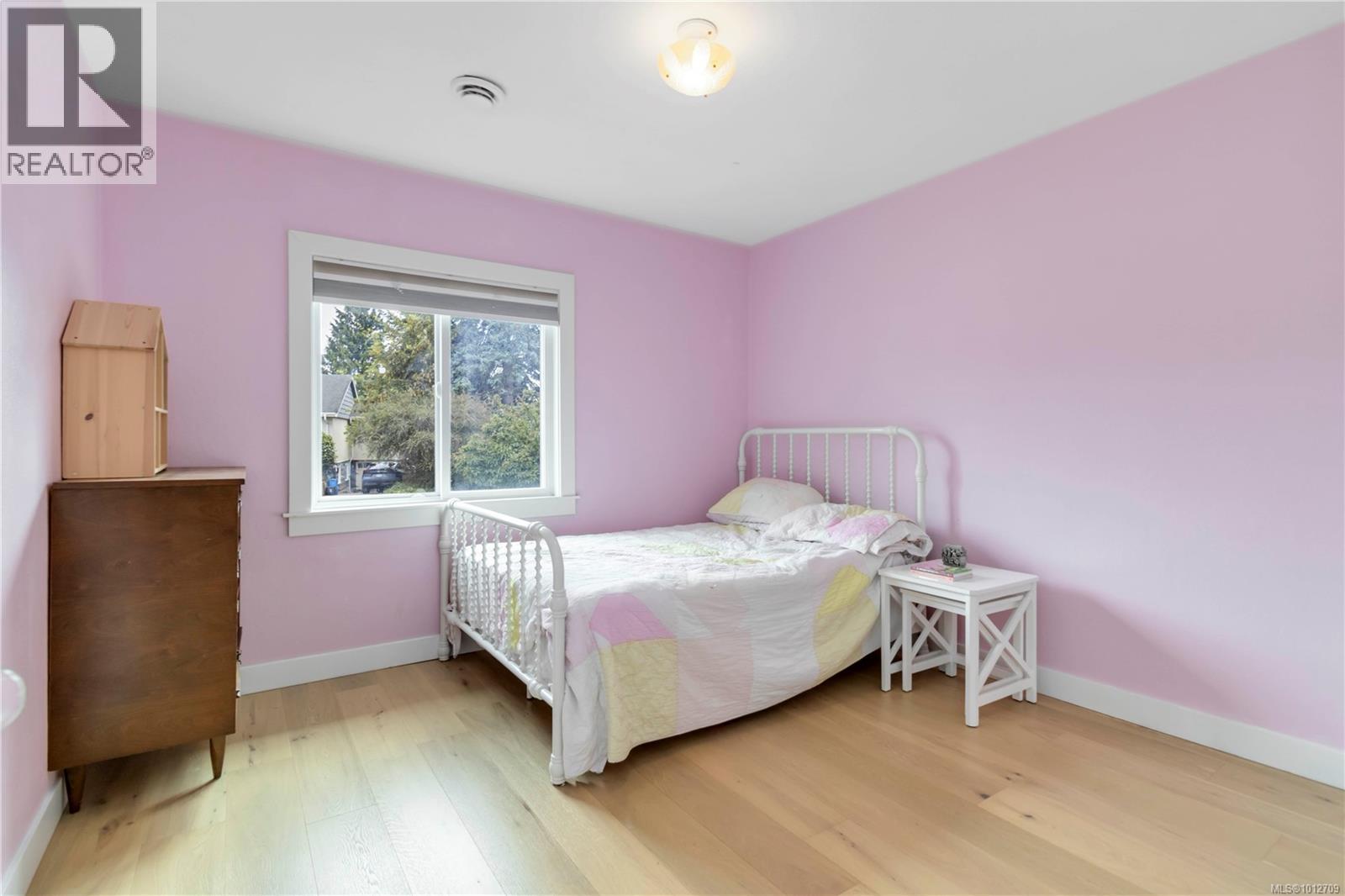  2240 Kinross Avenue, Oak Bay