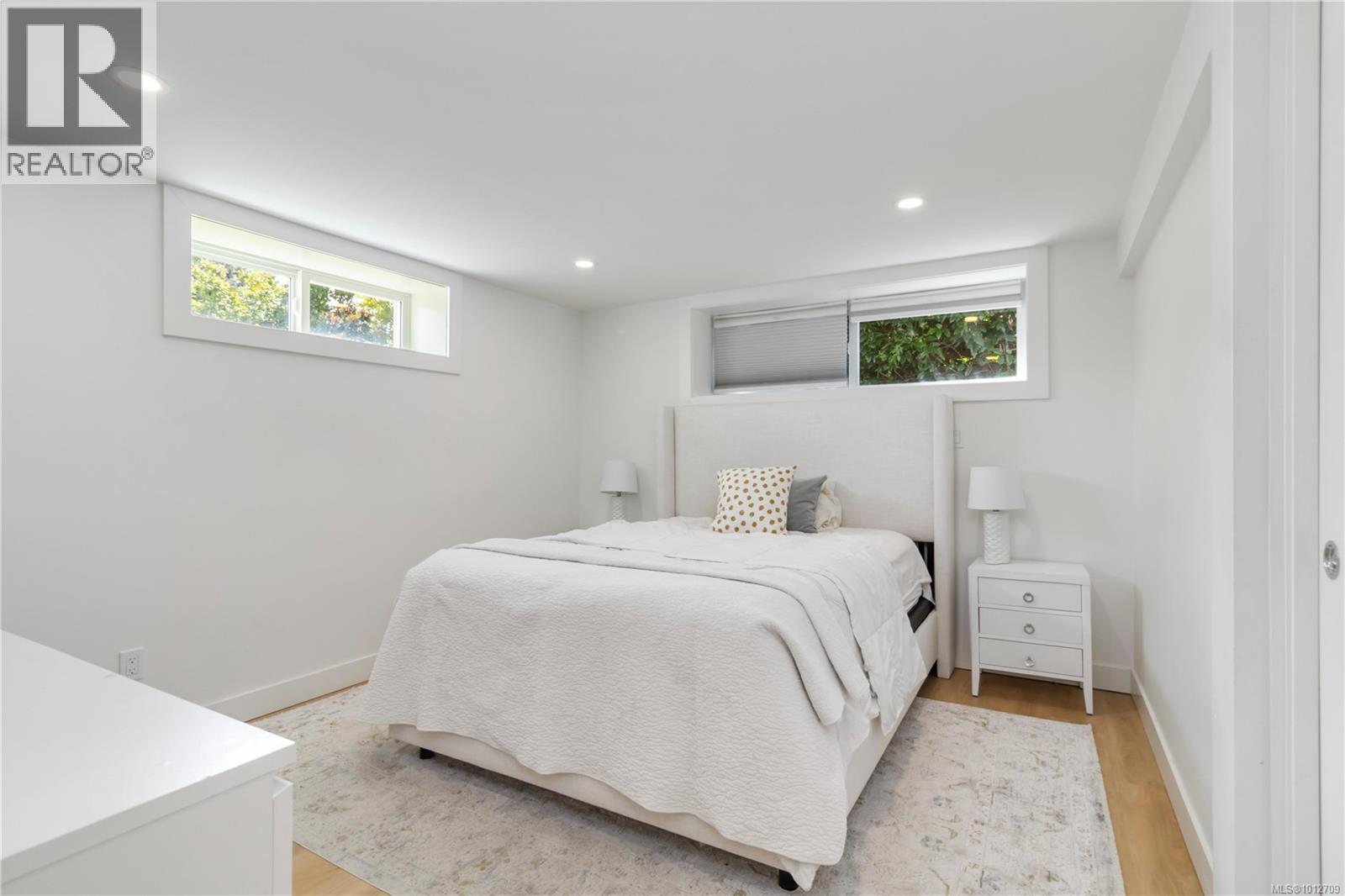  2240 Kinross Avenue, Oak Bay