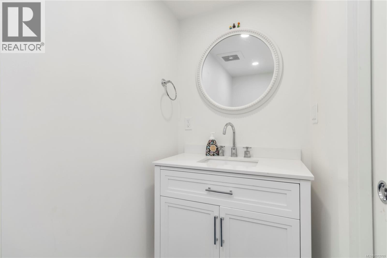  2240 Kinross Avenue, Oak Bay