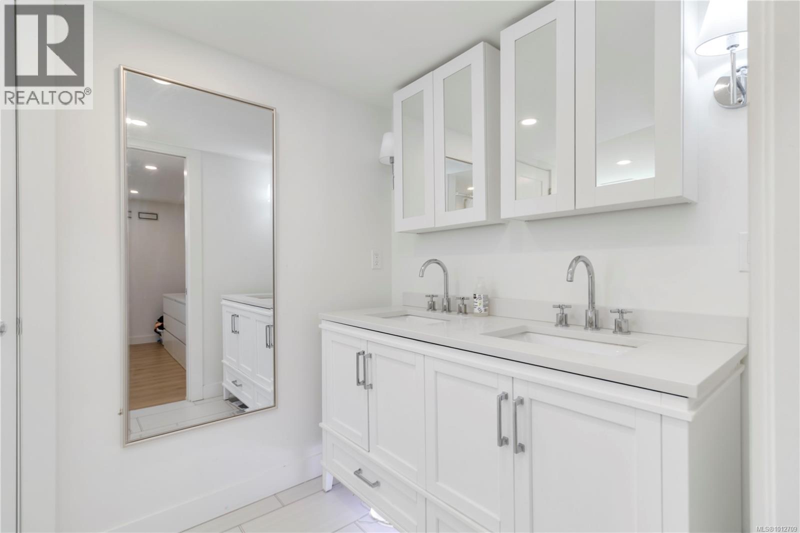  2240 Kinross Avenue, Oak Bay