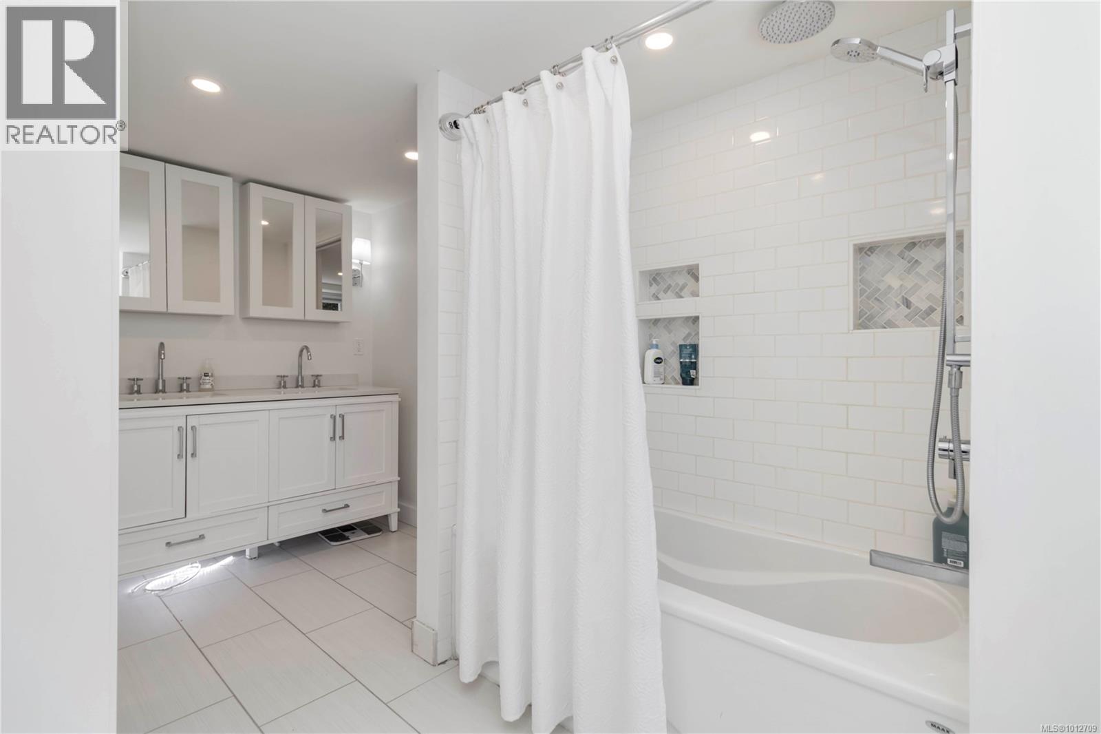  2240 Kinross Avenue, Oak Bay