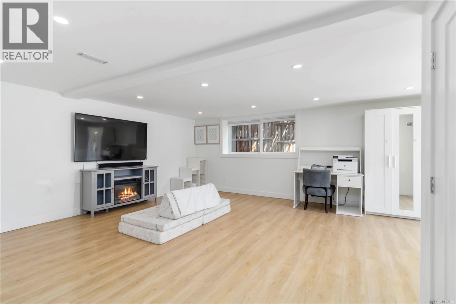  2240 Kinross Avenue, Oak Bay