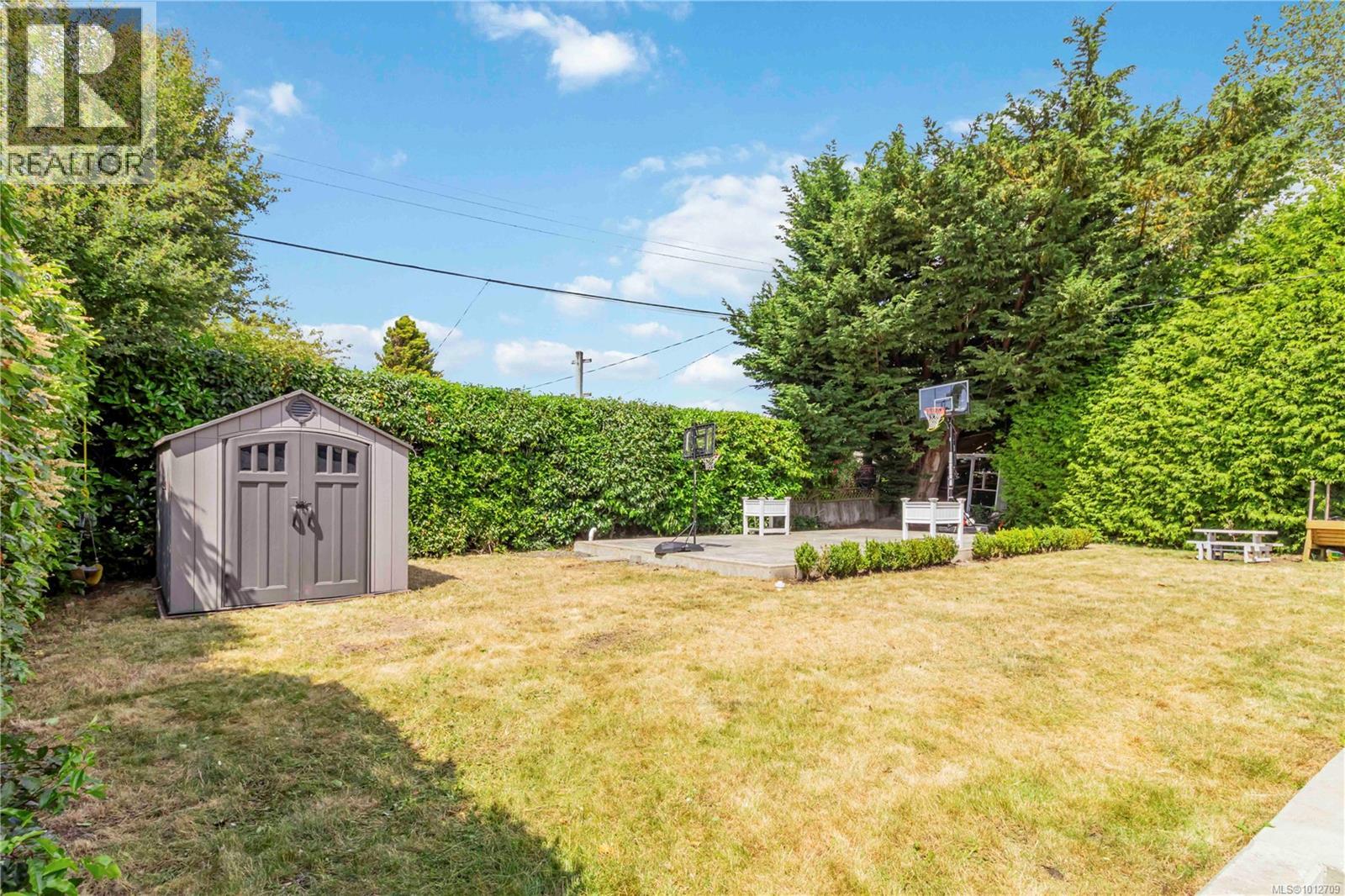  2240 Kinross Avenue, Oak Bay