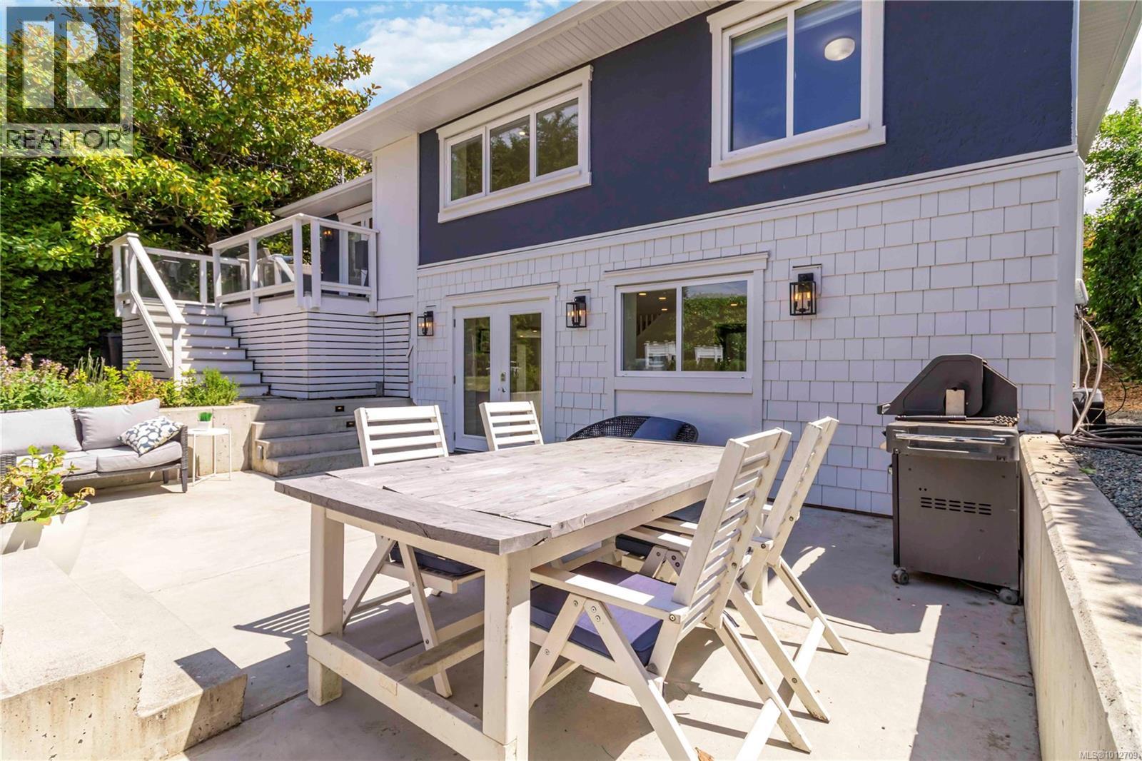  2240 Kinross Avenue, Oak Bay