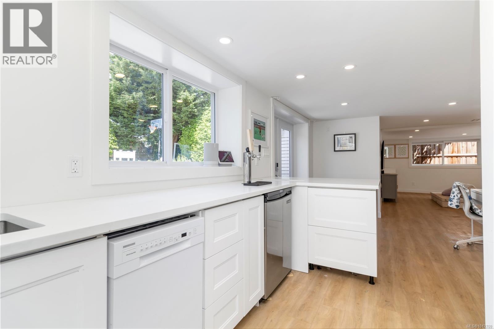  2240 Kinross Avenue, Oak Bay