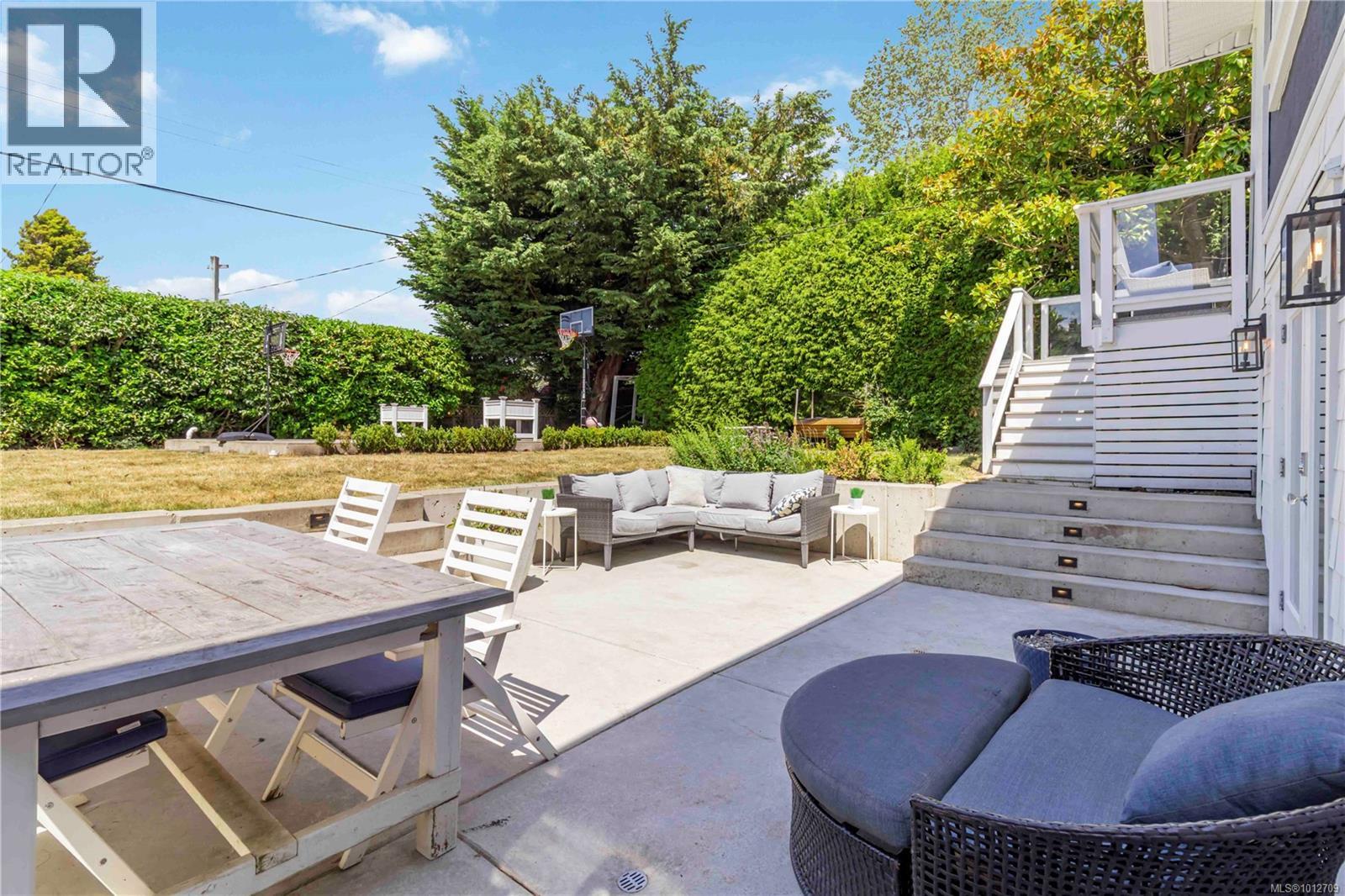  2240 Kinross Avenue, Oak Bay