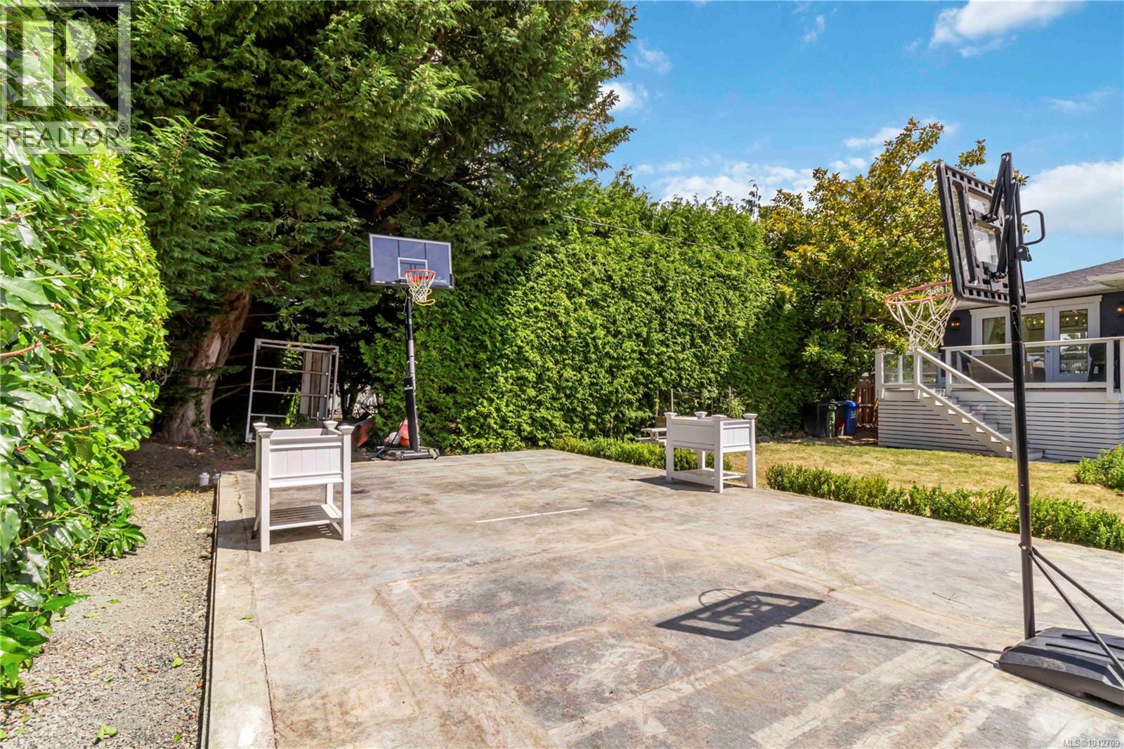  2240 Kinross Avenue, Oak Bay