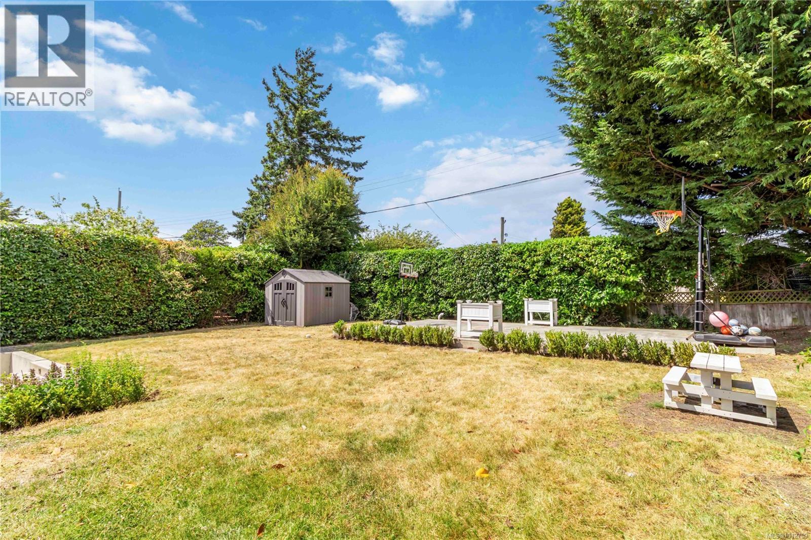  2240 Kinross Avenue, Oak Bay