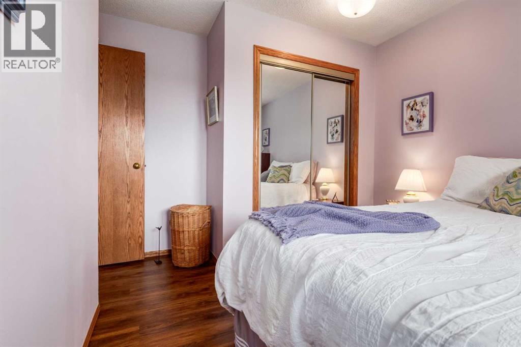 Photo 32 of 79 Woodhaven Road Sw, Calgary AB