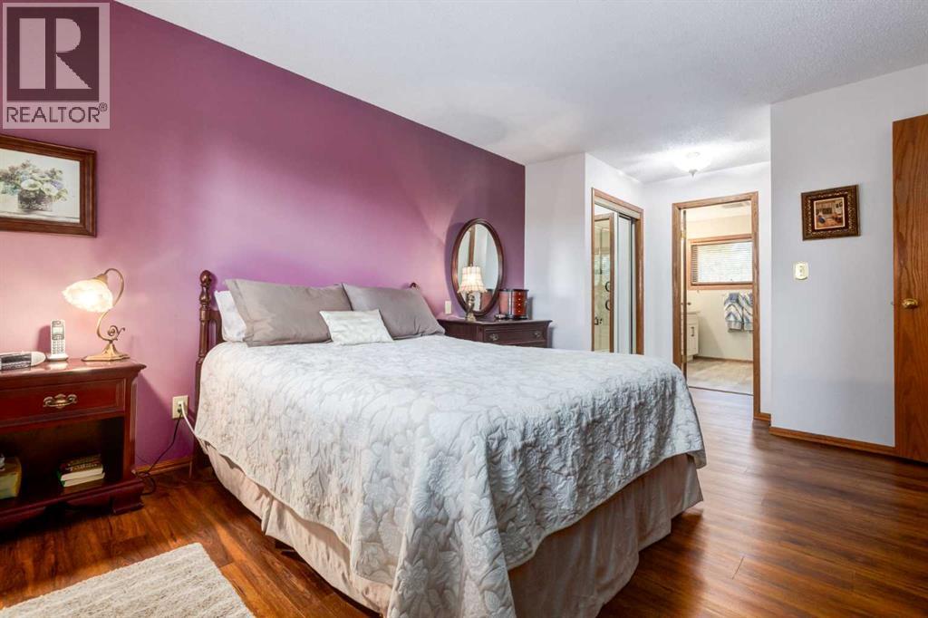 Photo 26 of 79 Woodhaven Road Sw, Calgary AB