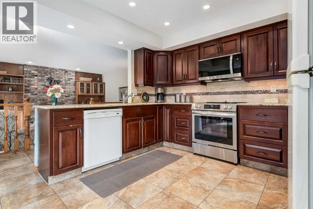 Photo 14 of 79 Woodhaven Road Sw, Calgary AB