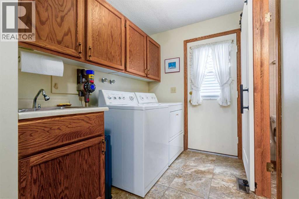 Photo 19 of 79 Woodhaven Road Sw, Calgary AB