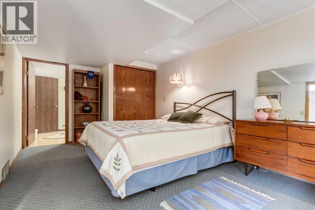 Photo 39 of 79 Woodhaven Road Sw, Calgary AB