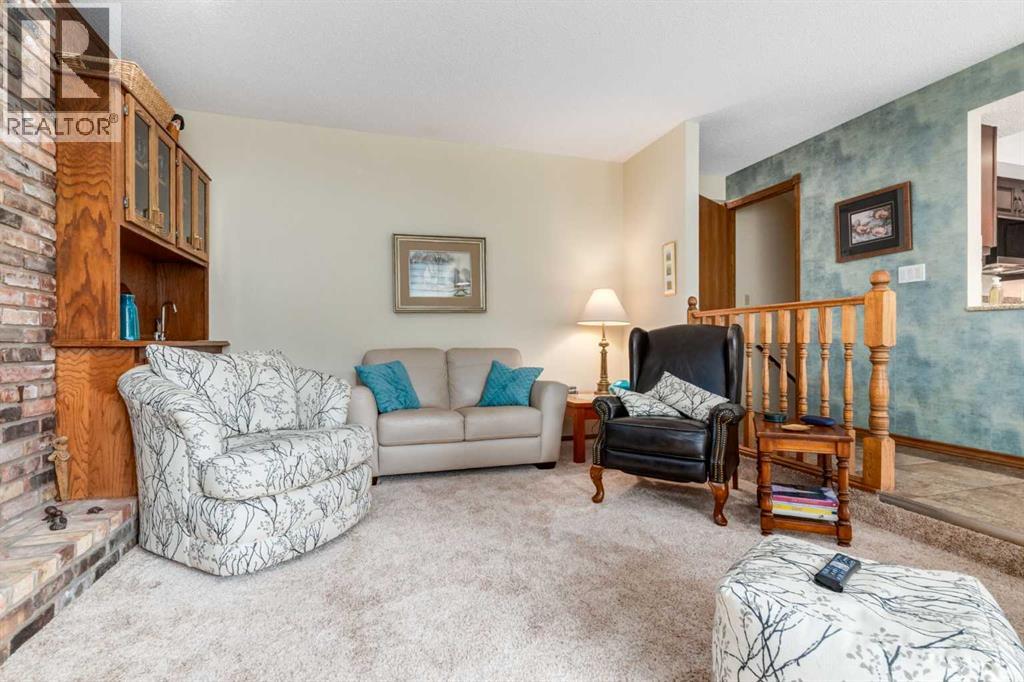 Photo 18 of 79 Woodhaven Road Sw, Calgary AB