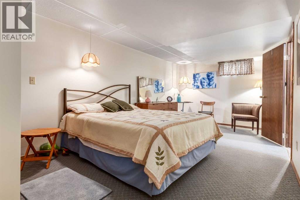 Photo 40 of 79 Woodhaven Road Sw, Calgary AB