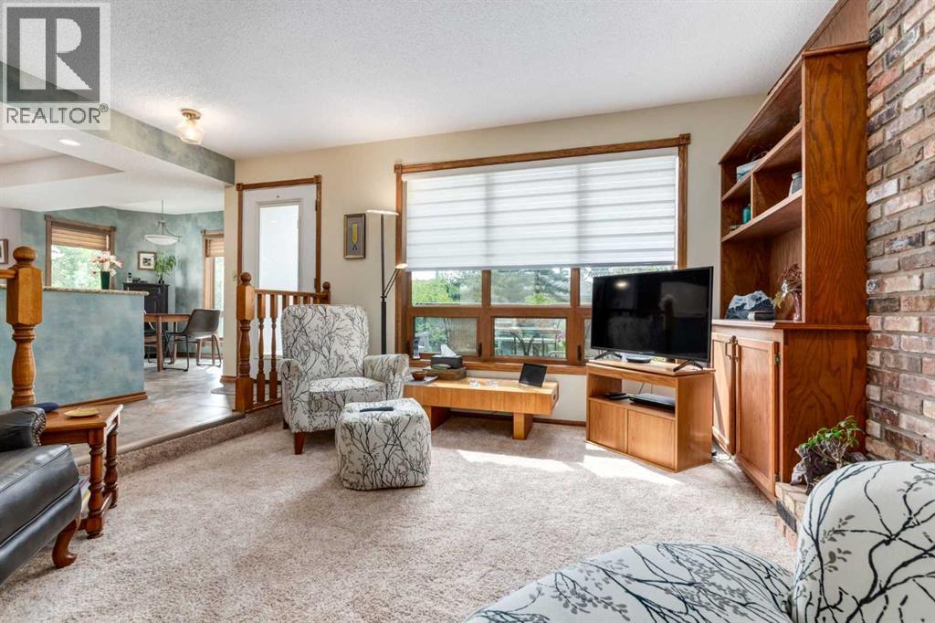 Photo 16 of 79 Woodhaven Road Sw, Calgary AB